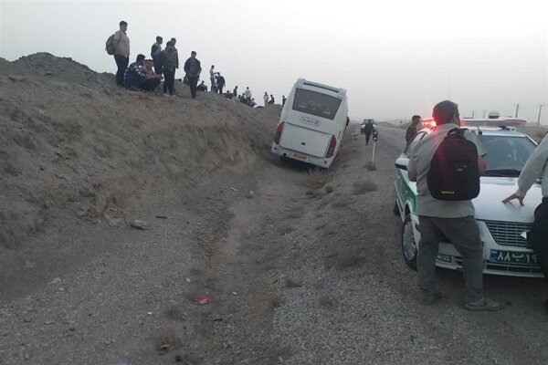 تصادف شدید پژو پارس با اتوبوس در محور مهران/ ۲ نفر کشته و ۱۲ نفر مصدوم شدند