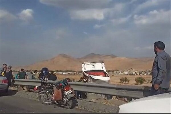 واژگونی مینی‌بوس در محور شازند به اراک / ۱۸ نفر مصدوم‌ شدند