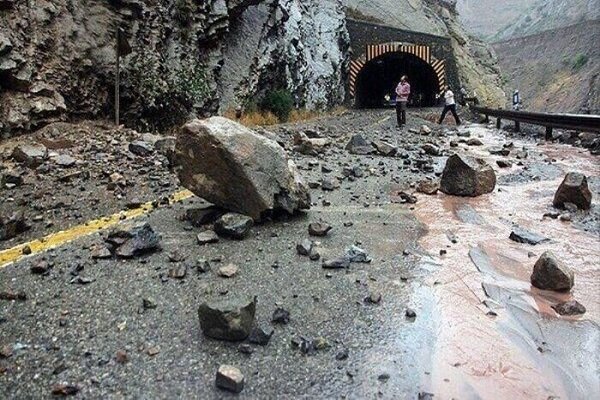 ریزش سنگ در جاده هراز / یک نفر کشته و ۳ نفر مصدوم شدند