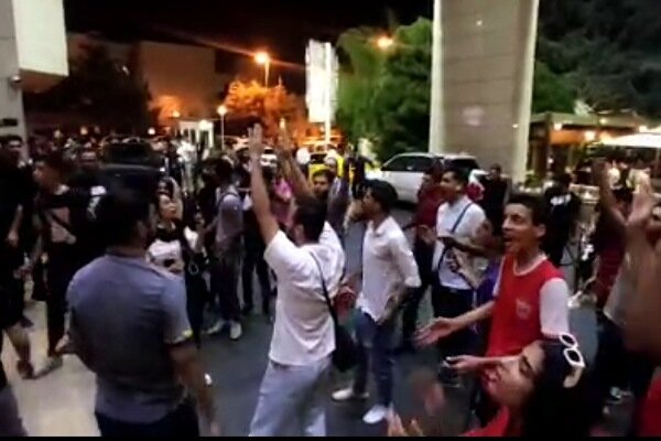 شعار هواداران پرسپولیسی مقابل هتل اسپیناس + فیلم