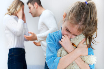 چطور تاثیرات مخرب طلاق بر فرزندان را کم کنیم؟ / والدین چهره یک دیگر را مقابل کودک تخریب نکنند