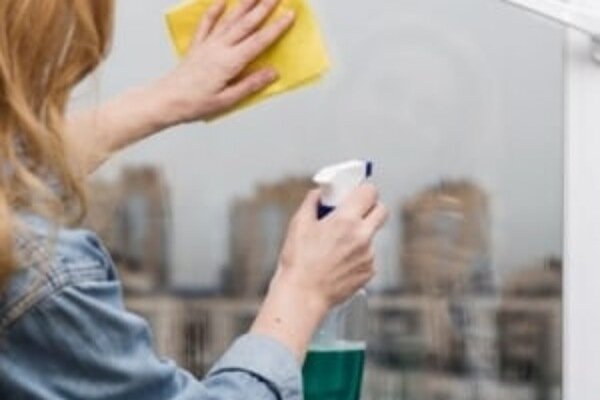 تمیز و براق کردن شیشه‌های منزل با چند روش ساده