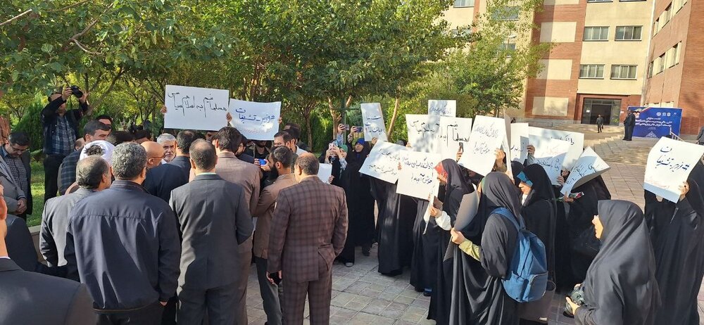 دانشجویان دانشگاه علامه به عدم حضور وزیر علوم در دانشگاه اعتراض کردند + عکس 