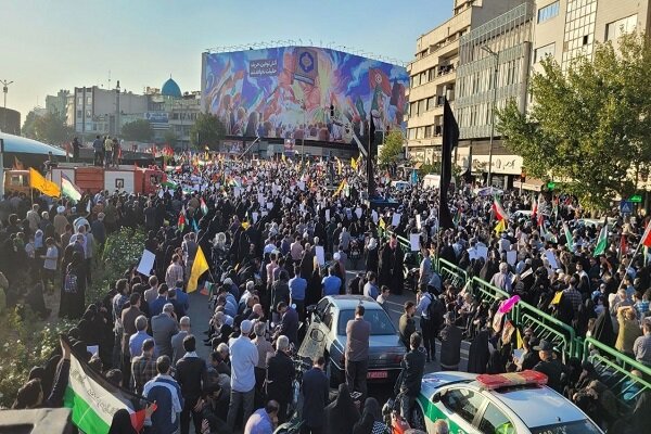 تجمع ضد صهیونیستی مردم تهران در میدان انقلاب / رئیسی: آزادی قدس نزدیک خواهد بود + عکس و فیلم
