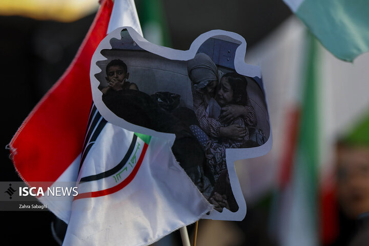 تجمع مردم تهران در میدان انقلاب در اعتراض به جنایات رژیم صهیونیستی