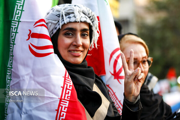 تجمع مردم تهران در میدان انقلاب در اعتراض به جنایات رژیم صهیونیستی
