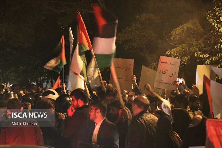تجمع دانشجویان مقابل سفارت سوئیس  دانشجویان در مقابل سفارت سوئیس به عنوان حافظ منافع دولت آمریکا در ایران و به نشانه اعتراض به حمایت‌های ایالات متحده از رژیم اشغالگر صهیونیست تجمع کردند.