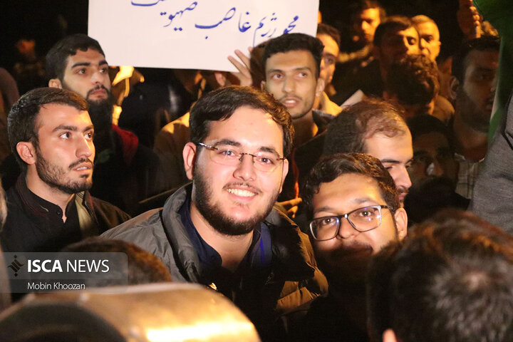 تجمع دانشجویان مقابل سفارت سوئیس  دانشجویان در مقابل سفارت سوئیس به عنوان حافظ منافع دولت آمریکا در ایران و به نشانه اعتراض به حمایت‌های ایالات متحده از رژیم اشغالگر صهیونیست تجمع کردند.