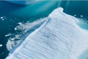 لحظه نادر واژگونی کوه یخ در آب‌های گرینلند + فیلم