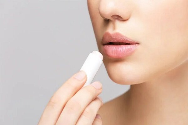 دلیل ترک خوردن لب‌ها چیست؟