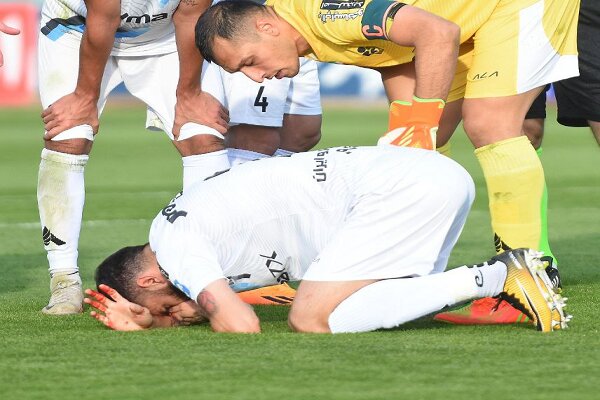 جهانبخش راهی بیمارستان شد/ پیکان ۱۰ نفره بازی کرد!