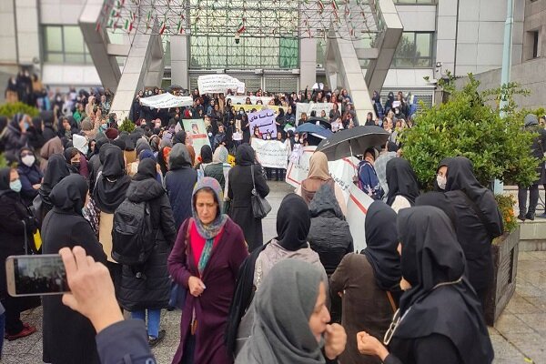 تجمع متخصصان مامایی مقابل وزارت بهداشت / اعتراض به عملکرد وزارتخانه درخصوص قوانین جوانی جمعیت + عکس و فیلم