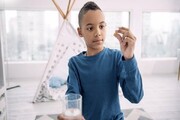 کودکان از چه سنی و چگونه می‌توانند قرص مصرف کنند؟