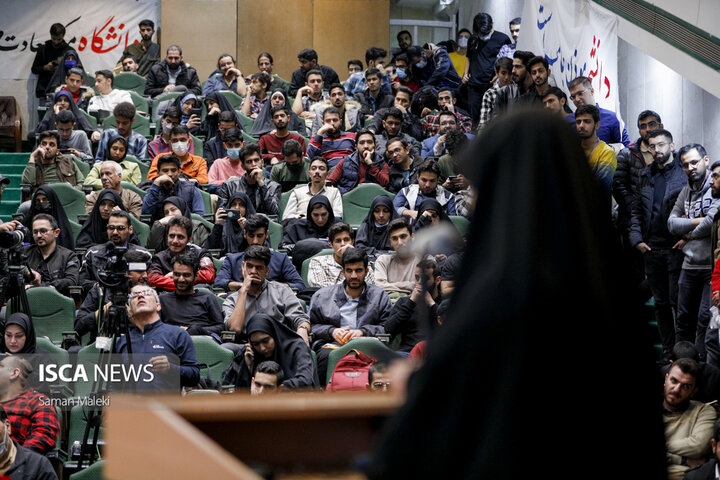 نشست علی بهادری جهرمی سخنگوی دولت با دانشجویان دانشگاه صنعتی امیرکبیر امروز دوشنبه ۱۳آذر ۱۴۰۲ برگزار شد.