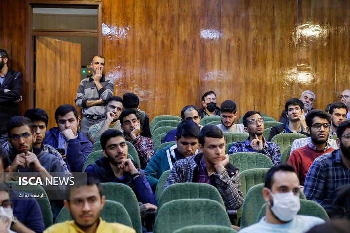نشست دانشجویی وزیر فرهنگ و ارشاد اسلامی در دانشگاه شریف