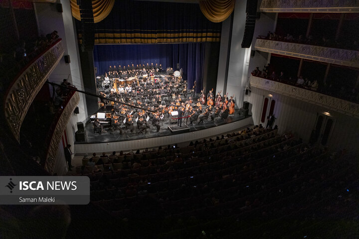 ارکستر سمفونیک تهران به «اکتبر ۱۹۰۴» سفر می‌کند
