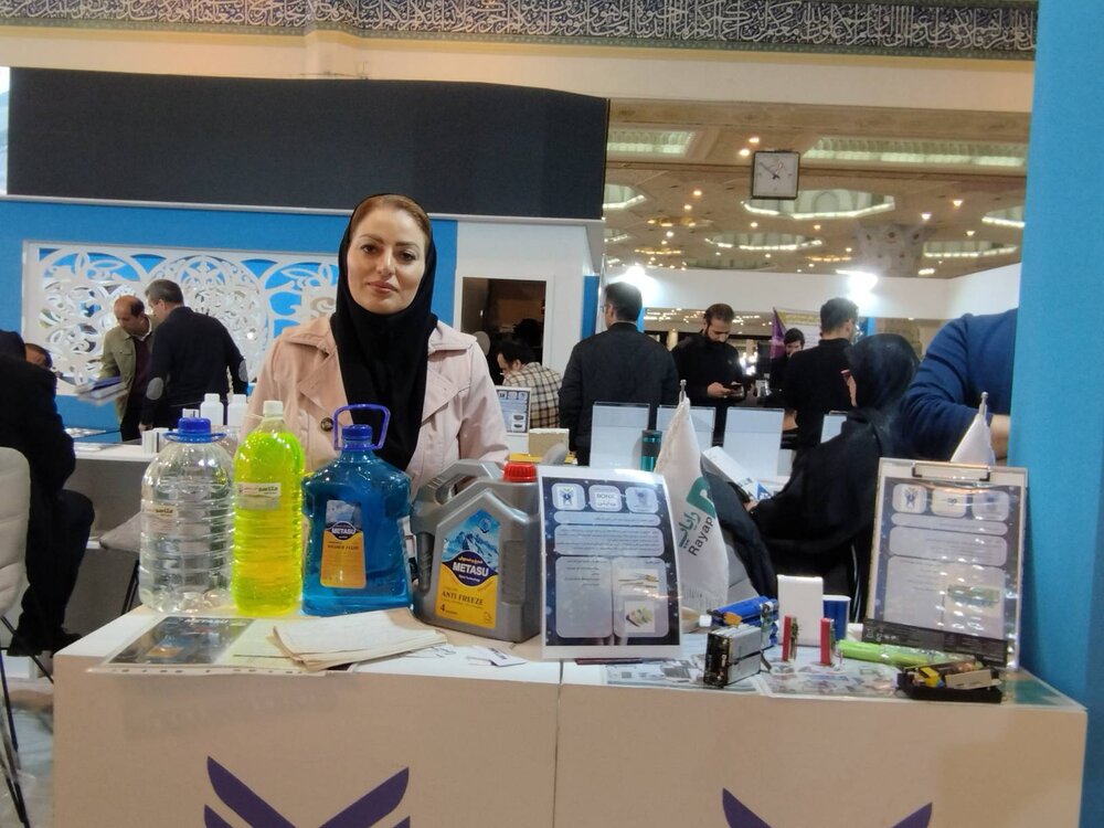 دانشگاه آزاد اسلامی با نوآورانهترین محصولات در نمایشگاه پژوهشی / از پرینترهای سهبعدی تا ظروف سرامیک فوق سبک