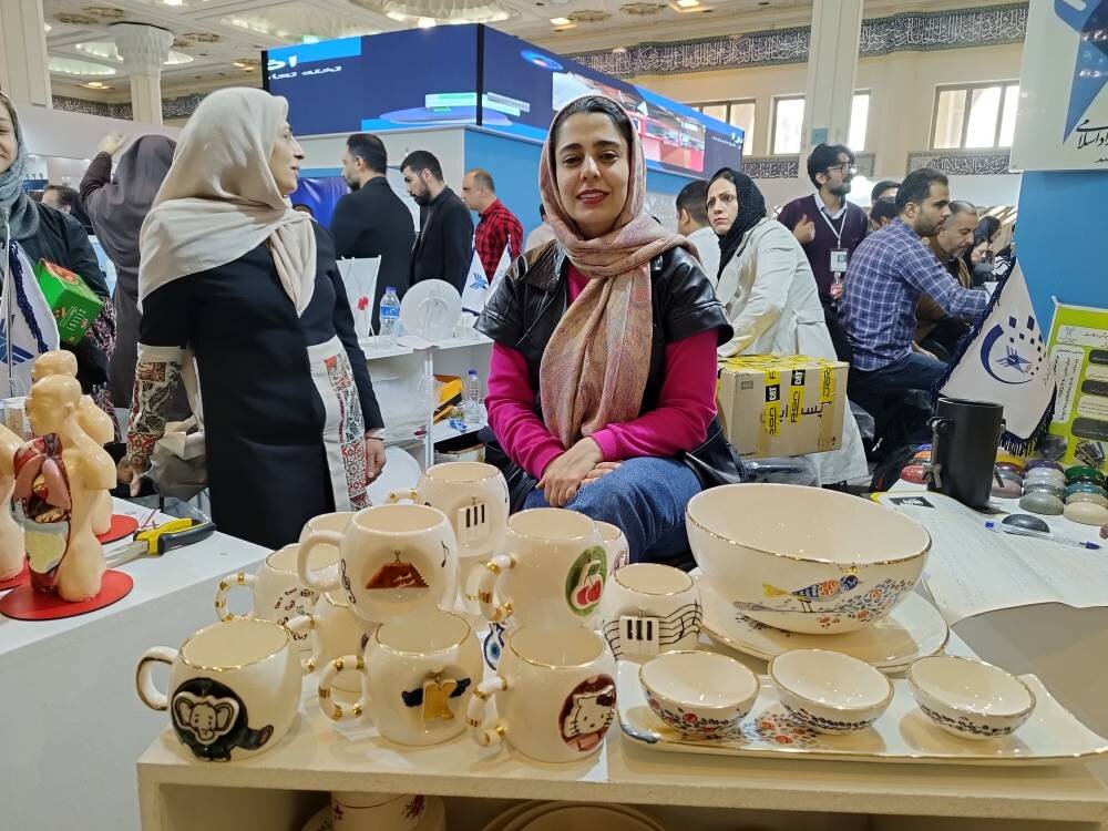 دانشگاه آزاد اسلامی با نوآورانهترین محصولات در نمایشگاه پژوهشی / از پرینترهای سهبعدی تا ظروف سرامیک فوق سبک