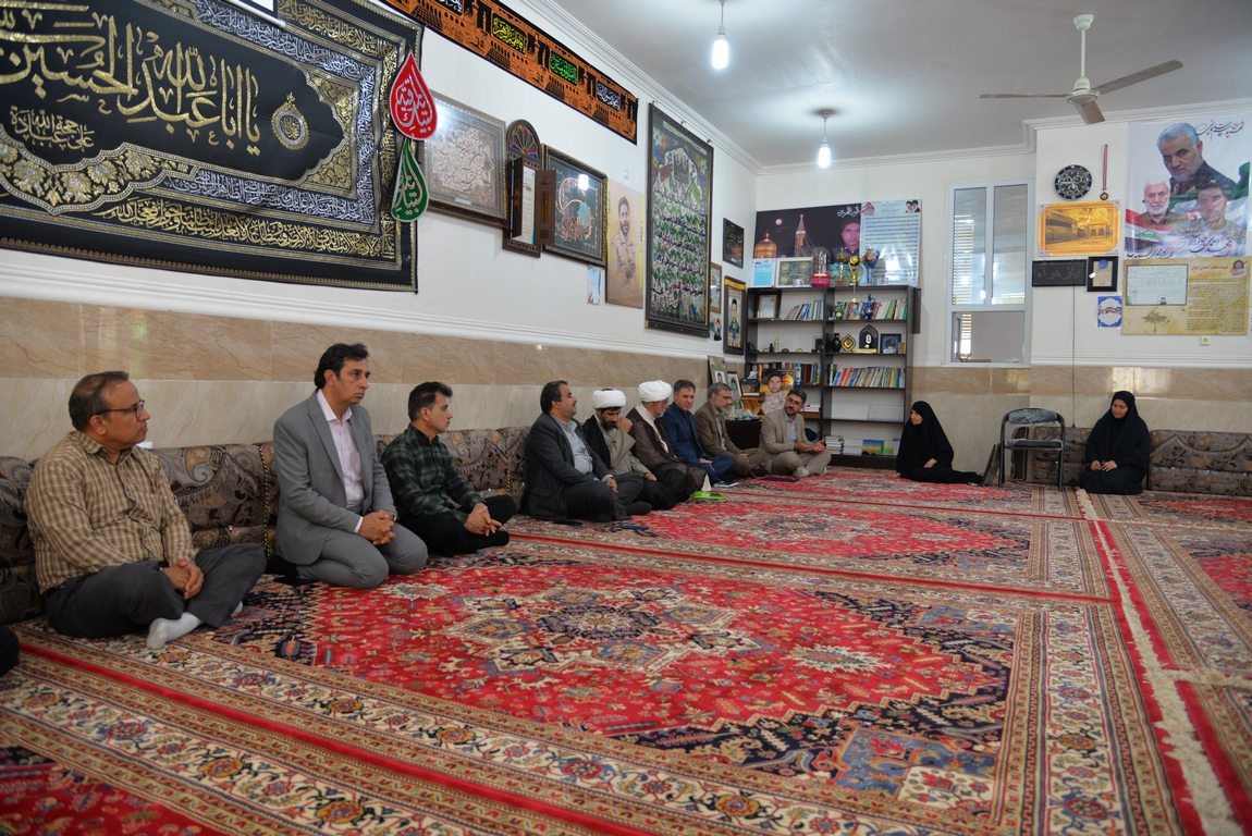 تاج عزت خداوند در دنیا و آخرت بر سر مادران شهداست