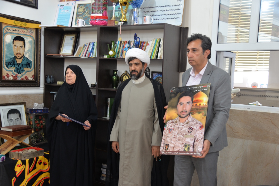 تاج عزت خداوند در دنیا و آخرت بر سر مادران شهداست