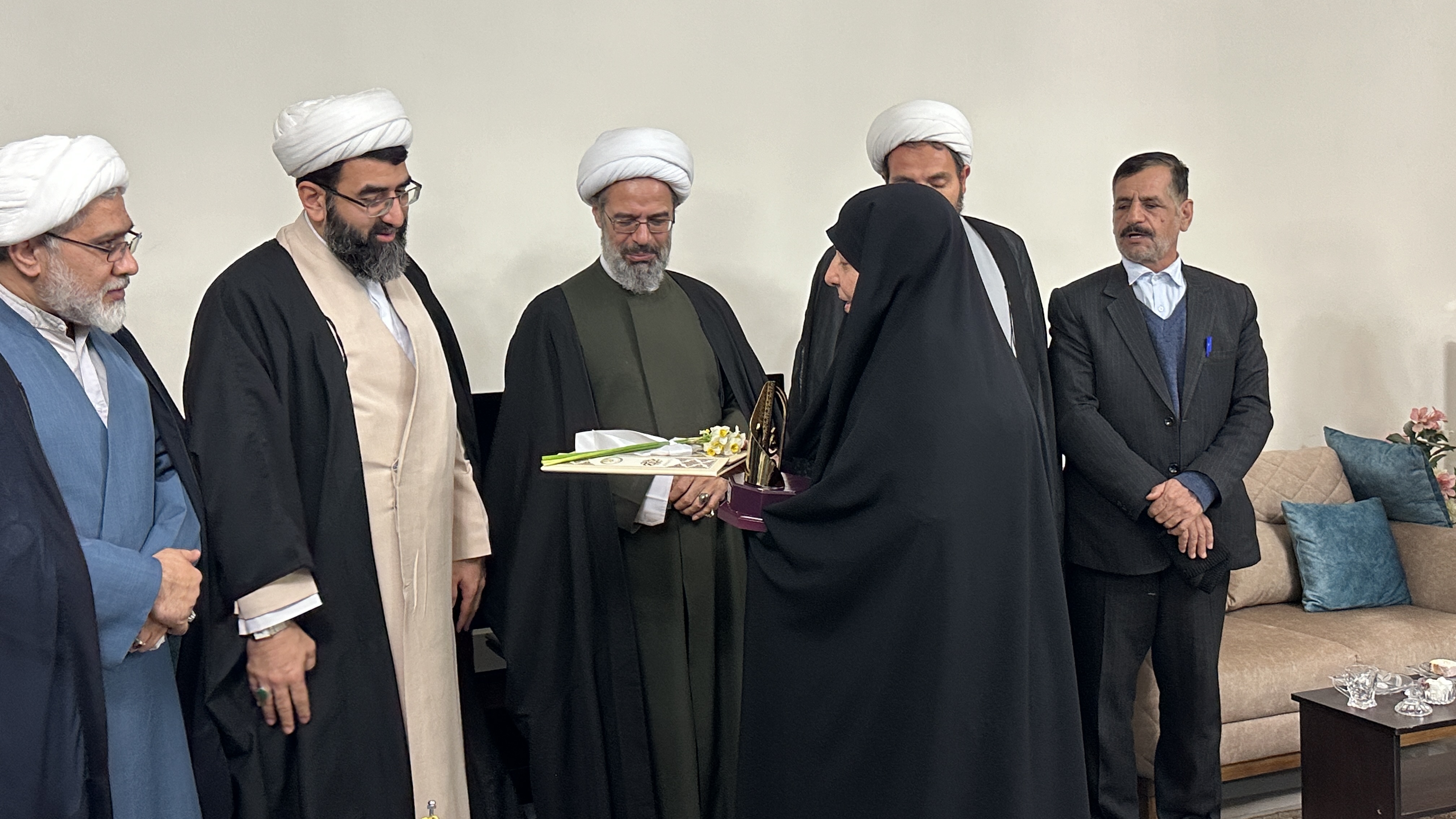 بانوان خادم و پیشکسوت مجالس حسینی در خراسان شمالی با اهدا نشان فاطمه تجلیل شدند