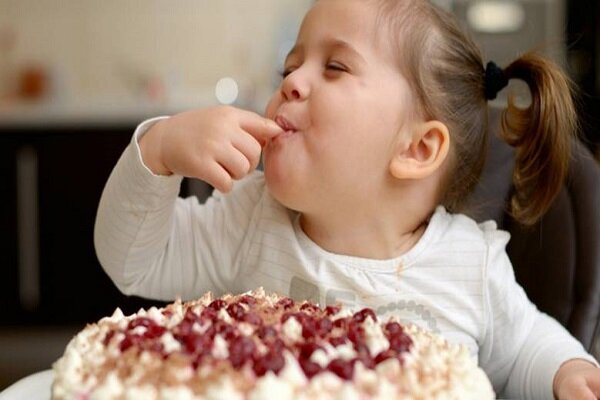 اگر کودکان بیش از حد شیرینی بخورند چه بلایی سرشان می آید؟
