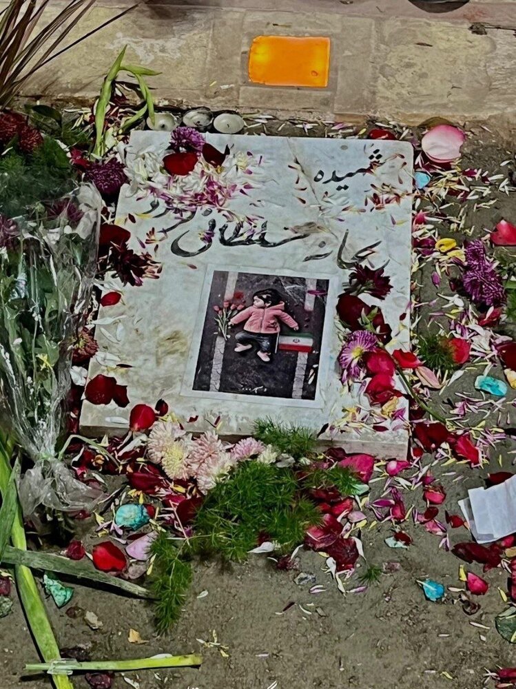 اولین تصویر از مزار دختر کاپشن صورتی حادثه تروریستی کرمان