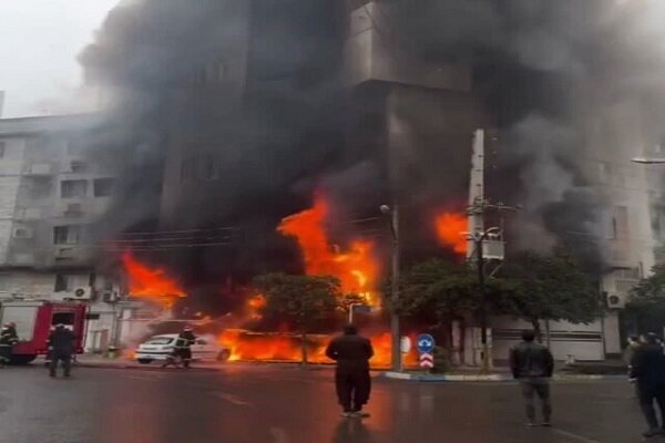 آتش‌سوزی وحشتناک در ساری/ ۴ نفر از پرسنل آتش‌نشانی به اورژانس منتقل شدند
