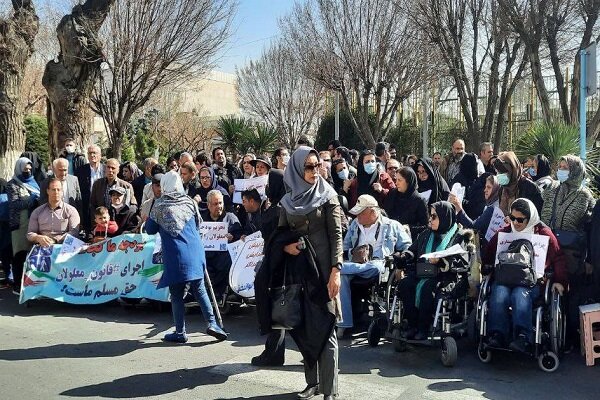 تجمع معلولان مقابل سازمان برنامه و بودجه / مطالبه برای اجرای قانونی که ۶ سال پیش تصویب شد