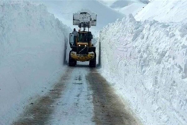 آخرین وضعیت جوی و ترافیکی جاده‌های کشور / بارش برف و باران در  ۱۵ استان و انسداد ۸ محور
