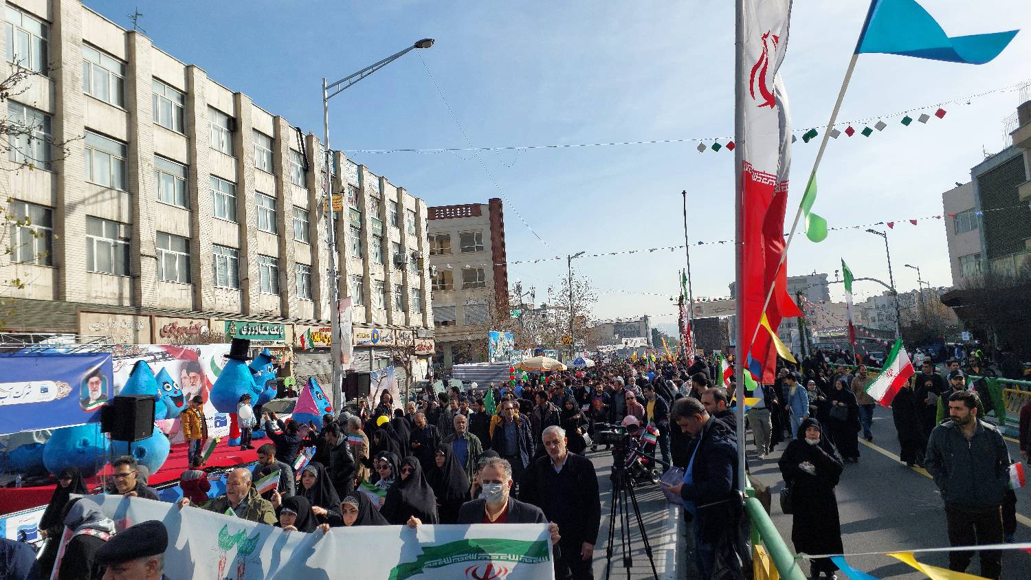 حضور پرشکوه مردم در راهپیمایی ۲۲ بهمن + عکس و فیلم