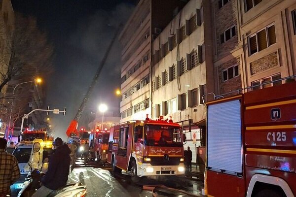 آتش‌سوزی در ساختمان ۴ طبقه در ایرانشهر تهران
