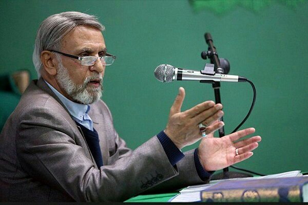 اگر میخواهید کسی را خراب کنید، از او بد دفاع کنید/ از هرگونه افراط و تفریط در معرفی و یادبود شهید رئیسی پرهیز کنیم