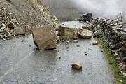 سقوط سنگ مسیر ۵ روستای مرزن‌آباد چالوس را بست + جزئیات