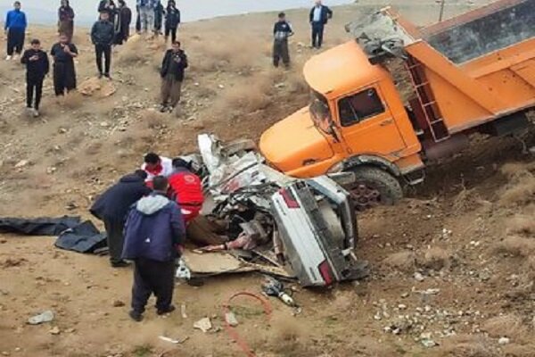مرگ دردناک/ مسافران پژو زیر چرخ‌های کامیون بنز مچاله شدند
