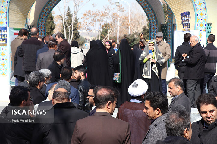 صبح انتخاباتی دانشگاه آزاد اصفهان در گلزار شهدای گمنام