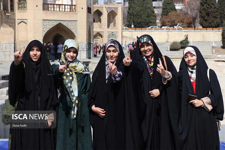 قاب‌هایی ماندگار از حضور مردم اصفهان در پای صندوق‌های رأی