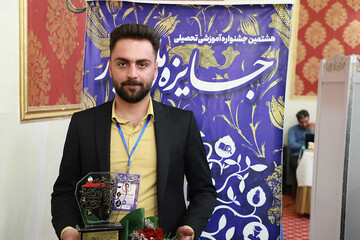دانشجوی دانشگاه آزاد شهرکرد در جشنواره جایزه ملی ایثار برتر شد