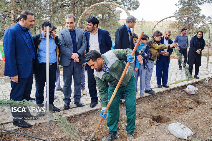 درخت‌کاری در دانشگاه آزاد اصفهان و کاشان به مناسبت هفته طبیعت