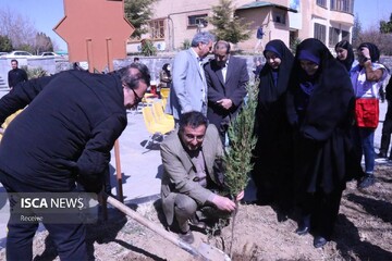 مراسم کاشت نهال با حضور مسئولان استان در دانشگاه آزاد همدان برگزار شد