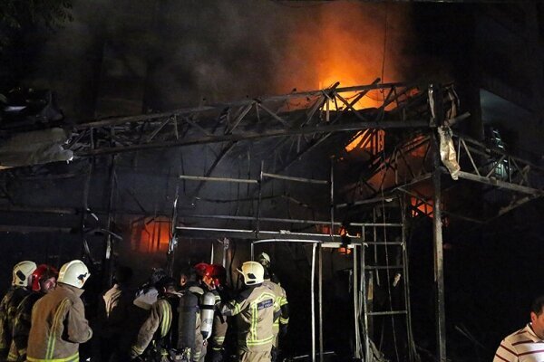 آتش‌سوزی گسترده در انبار موادغذایی در شرق تهران