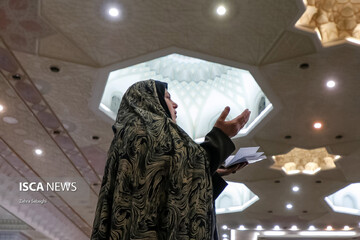 احیای شب بیست و یکم ماه رمضان در مصلی تهران