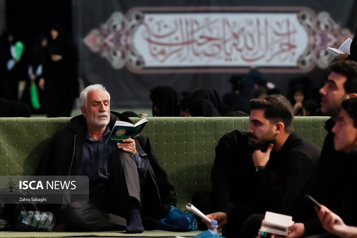 احیای شب بیست و یکم ماه رمضان در مصلی تهران