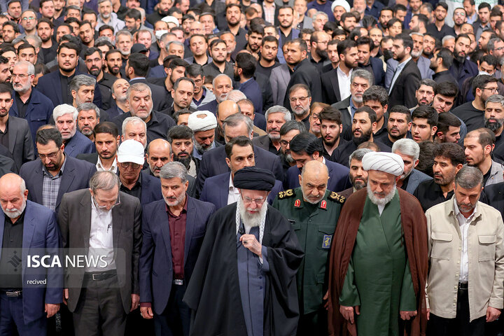 اقامه نماز رهبر معظم انقلاب اسلامی بر پیکر هفت شهید راه قدس