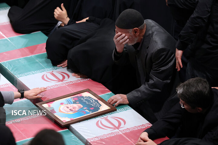 اقامه نماز رهبر معظم انقلاب اسلامی بر پیکر هفت شهید راه قدس