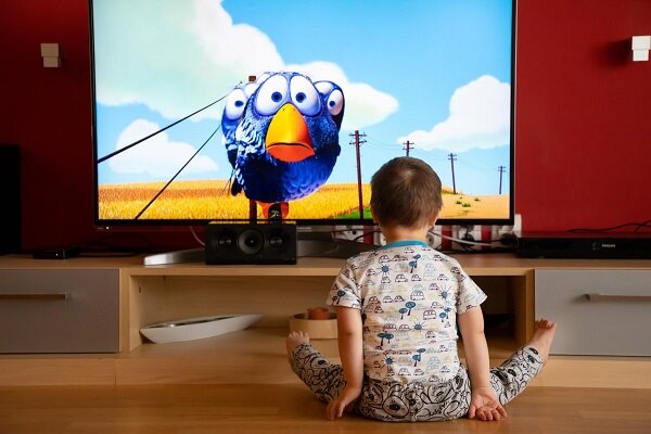 کودکان از چه سنی می‌توانند تلویزیون تماشا کنند؟