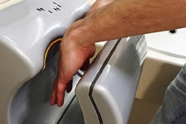 آیا استفاده از خشک‌کن‌های برقی در سرویس‌های بهداشتی کاری صحیح است