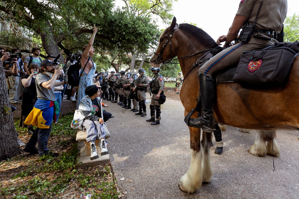 آزادی زیر دست و پای ماموران بایدن