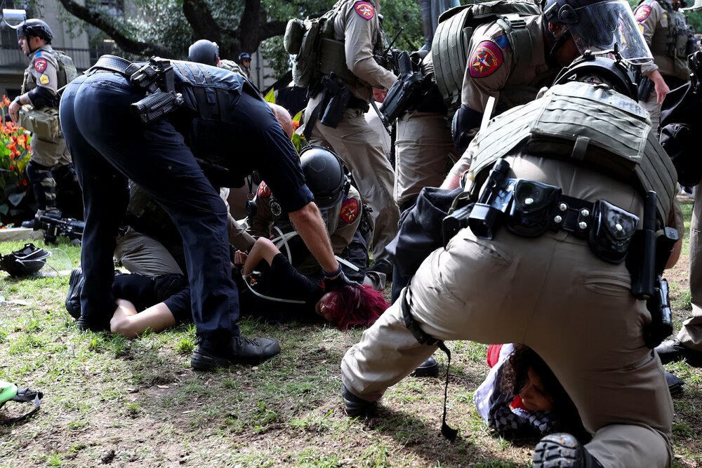 آزادی زیر دست و پای ماموران بایدن