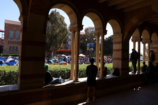 آزادی زیر دست و پای ماموران بایدن